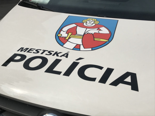 Mestskí policajti zasahovali pri agresii v rodine, krádeži s napadnutím aj sexuálnom exhibicionizme