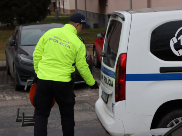 Z okien v Senici lietal nábytok: Polícia riešila aj nález 1 500 eur či nehodu na longboarde