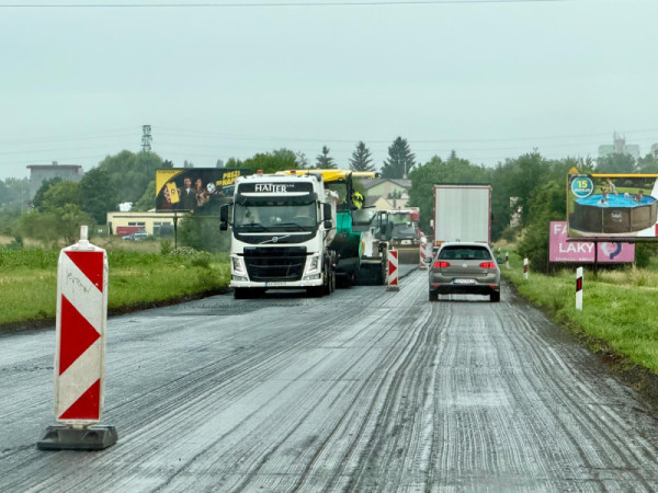 Medzi Senicou a Rohovom opravujú cestu