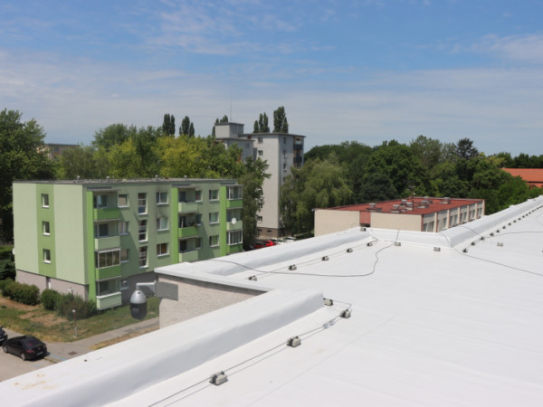 Bytovka na Hurbanovej pod novou strechou