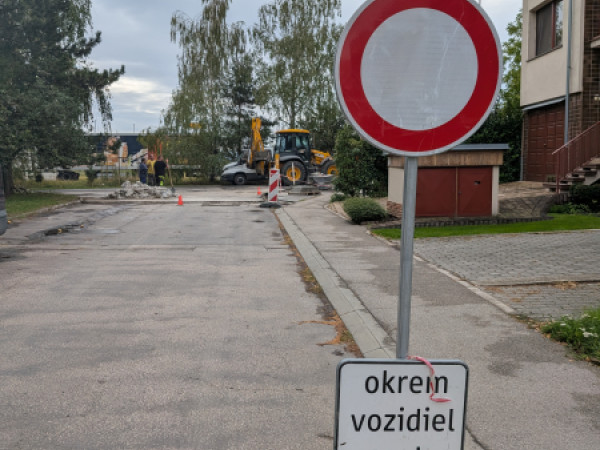 Na Topoľovej ulici platí zákaz vjazdu