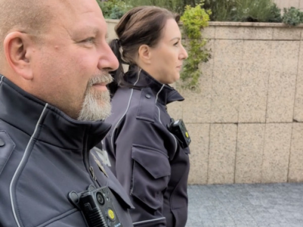 Mestskí policajti v Senici začínajú používať telové kamery. Zvýšia bezpečnosť aj transparentnosť