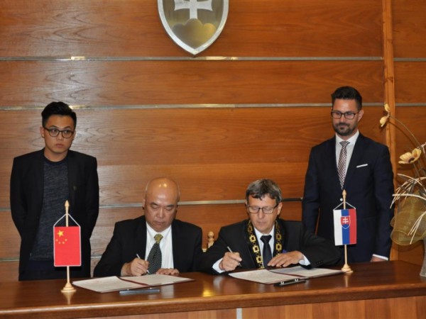 Delegácia z Honkongu a podpísanie memoranda o spolupráci