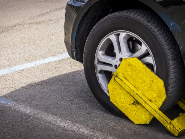 Zmena zákona umožňuje mestským policajtom pokutovať zlé parkovanie formou objektívnej zodpovednosti