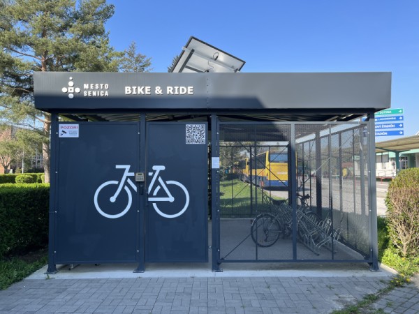 Využite bezpečné odloženie bicykla v uzamykateľných prístreškoch priamo v centre mesta