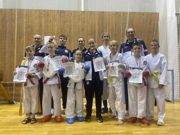 Karate: 14 medailí z bratislavského pohára