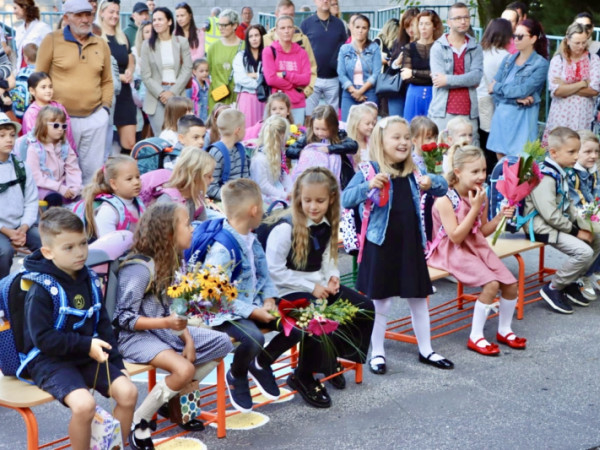 Nový školský rok v Senici: Do lavíc zasadlo približne 2 000 žiakov