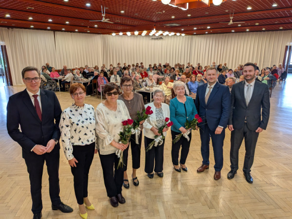 Seniori si užili Deň úcty k starším vzájomnými rozhovormi aj tancovačkou