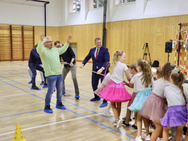 Žiaci už môžu cvičiť v renovovanej telocvični s vymenenou podlahou