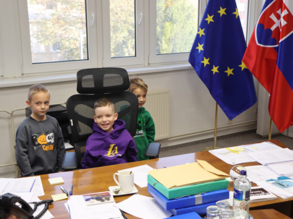 Predškoláci sa usadili aj do primátorovho kresla