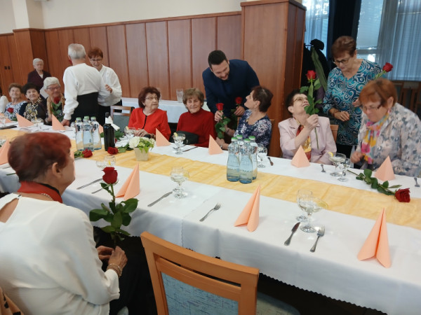 Zástupcovia mesta zablahoželali jubilantom z radu seniorov
