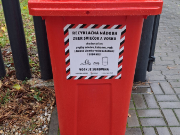 Na senickom cintoríne pribudol zberný kontajner na sviečky