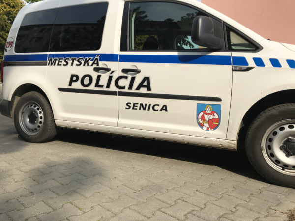 Mladí výtržníci hádzali vajíčka po deťoch. Mestská polícia ich rýchlo odhalila