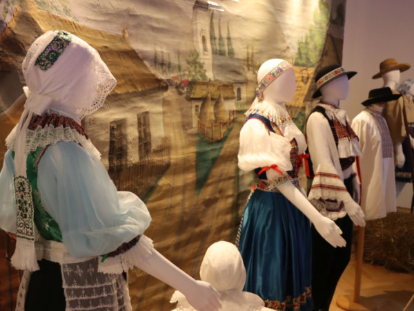 Múzeum vystavuje kroje typické pre senické okolie