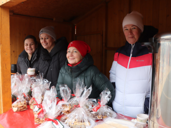 Podporiť činnosť pomáhajúcich organizácií možno aj vo vianočnom stánku