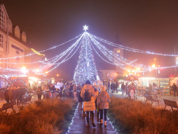 Vianočná dedina 2025 v Senici: Úspešný štart a bohatý kultúrny program