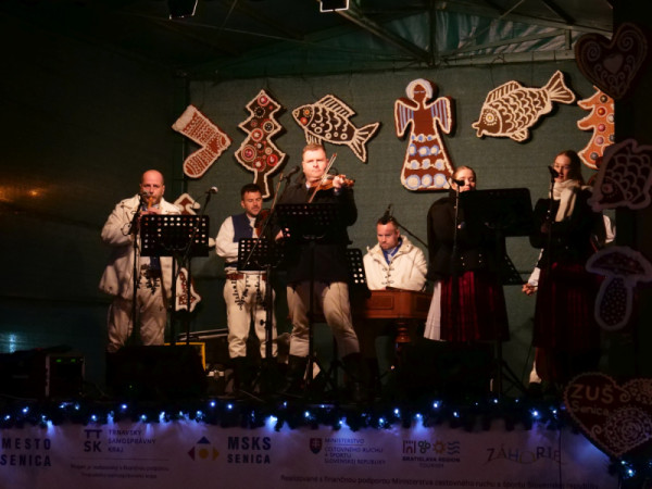 Program Vianočnej dediny prilákal ľudí na námestie aj počas tohto víkendu