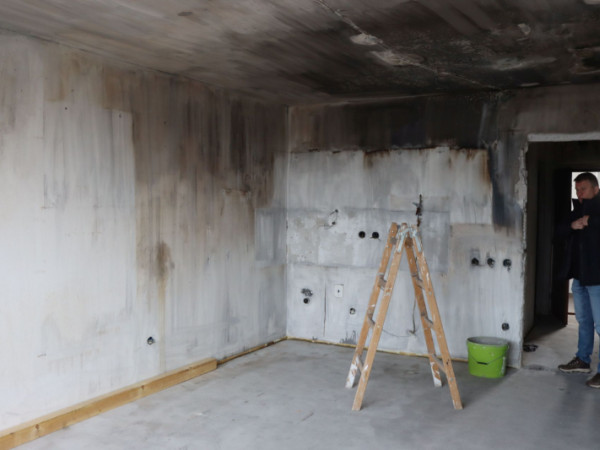 Vyhorený bytový dom mesto postupne renovuje