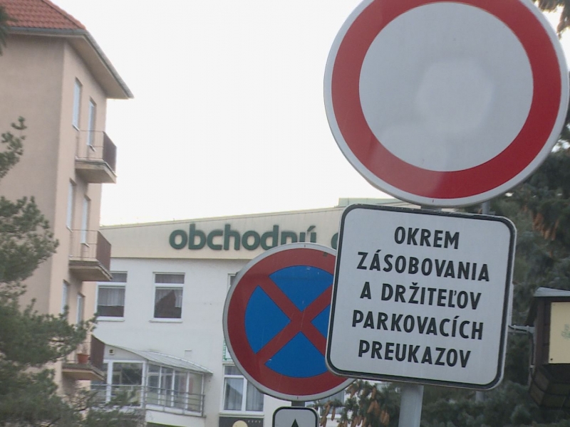 Obyvatelia centra parkujú nelegálne