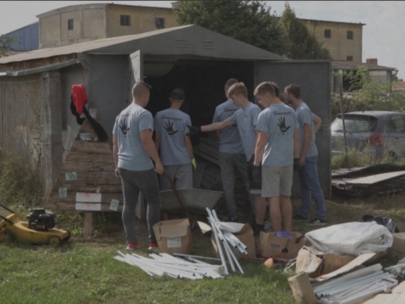 Tento rok pomáhali dobrovoľníci v útulku, či skrášľovali naše mesto