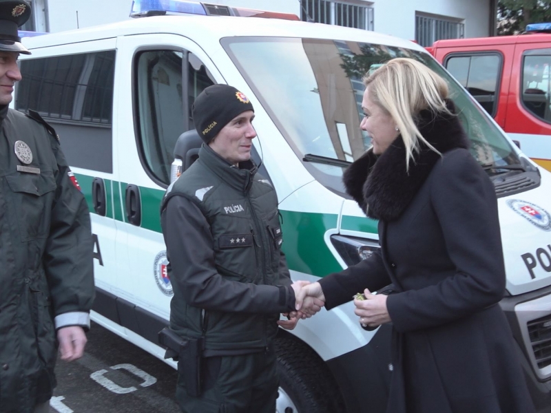 Ministerka vnútra SR odovzdala nové hasičské autá a jedno policajné