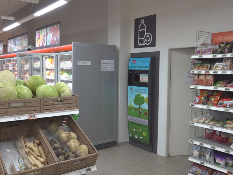 Zákazníci si zvykli na vrátenie PET fliaš a plechoviek do automatu