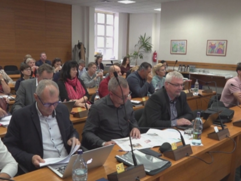 Poslanci schválili poskytovanie jednorazového finančného príspevku pri nástupe prváka do ZŠ
