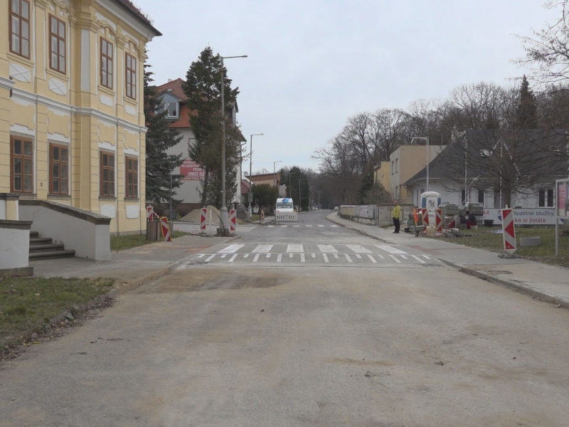 Mesto Senica buduje bezpečné priechody pre chodcov
