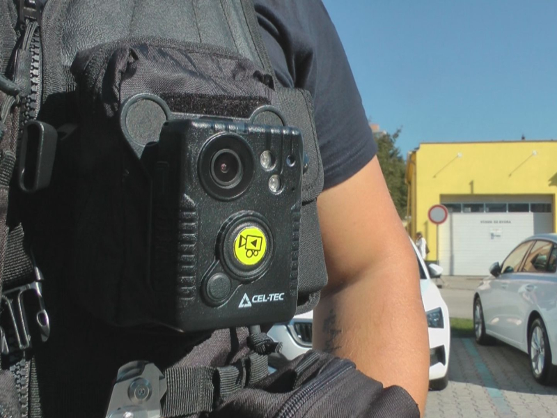 Na uniformách mestských policajtov v Senici pribudli telové kamery