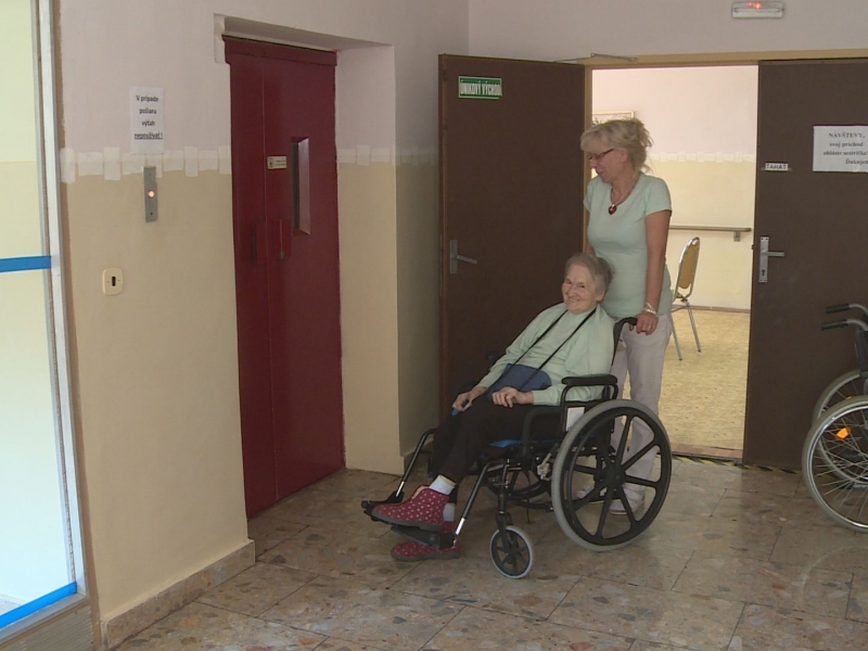 V Zariadení sociálnych služieb sa bez výťahu nepohnú