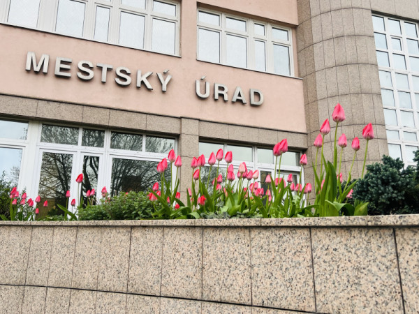 Režim počas 8. mája: mestský úrad, základné aj materské školy budú fungovať v štandardnom režime