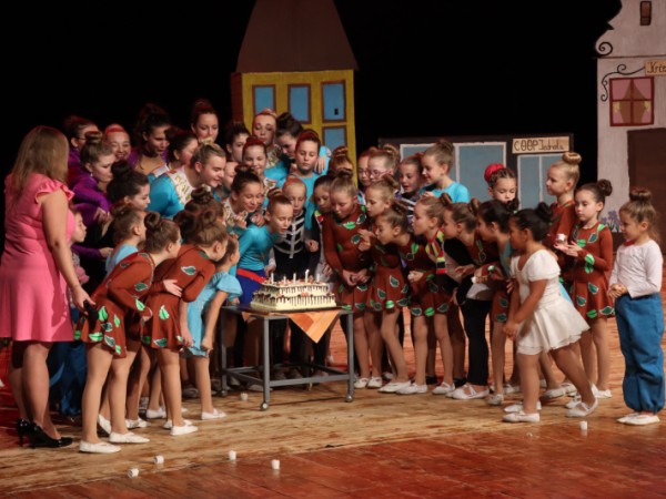 Základná škola na Sadovej si pripomenula 45. výročie koncertom mažoretiek Crazy Cats